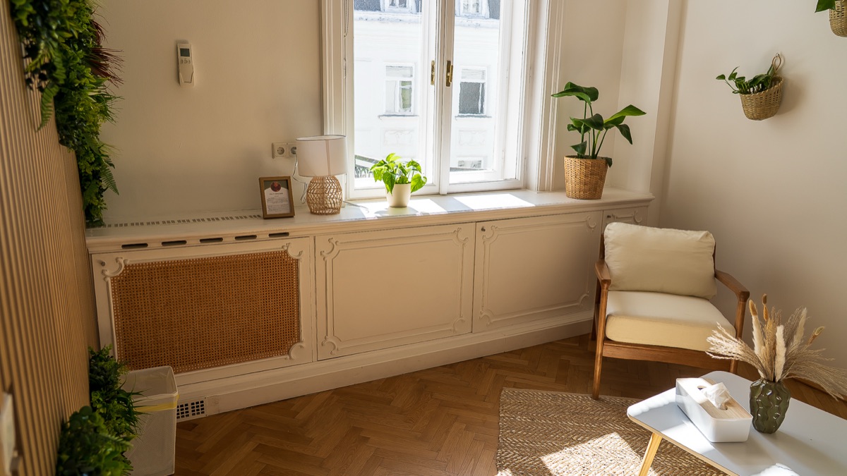 Fensterseite des Praxisraums mit Tageslicht