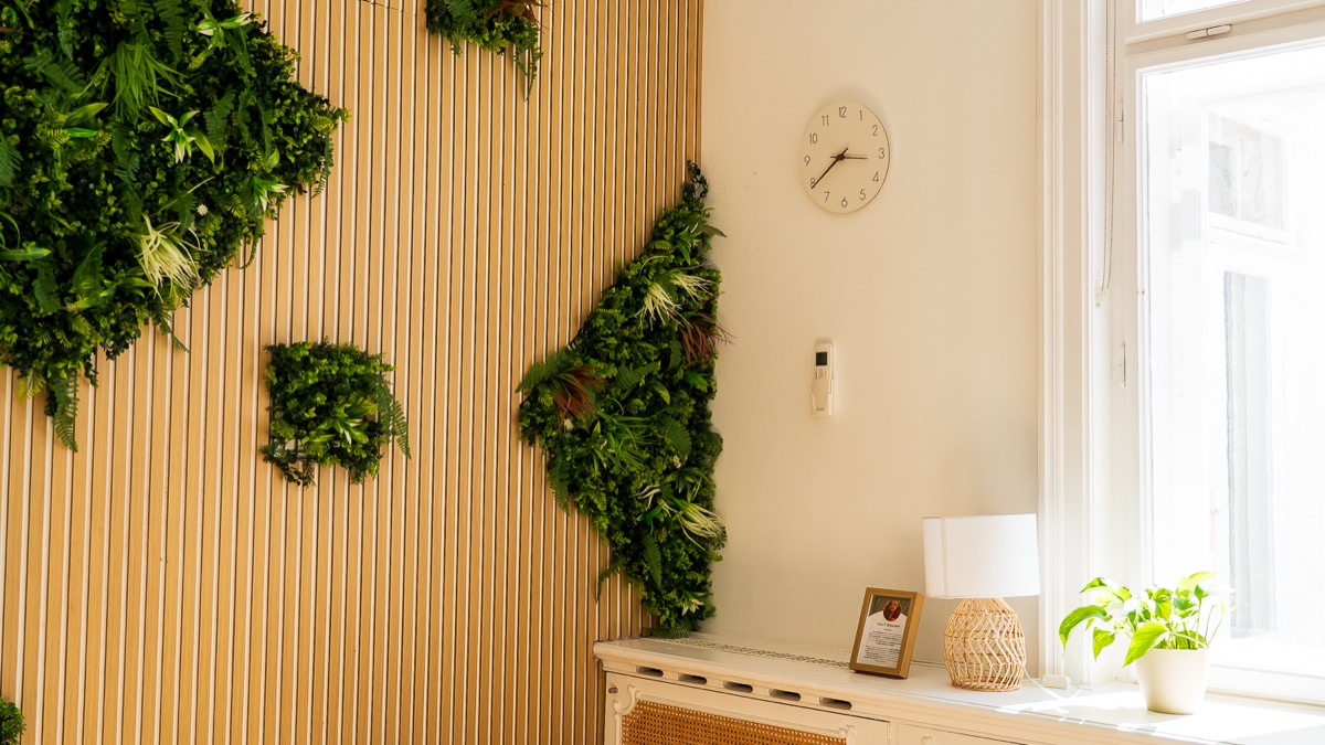 Begrünte Wand im Praxisraum